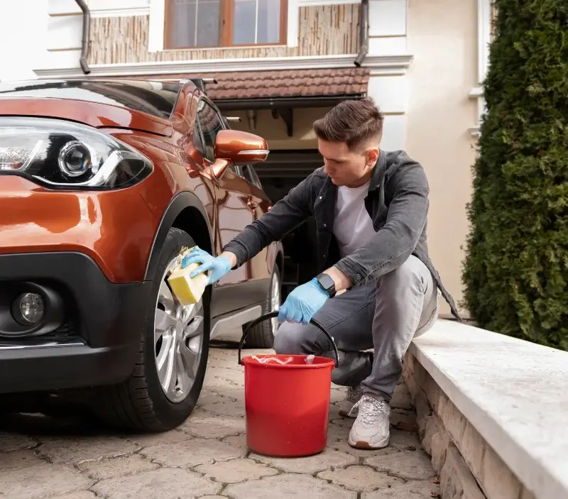Lavage auto à domicile Louvie-Juzon : professionnel intervenant sur un véhicule